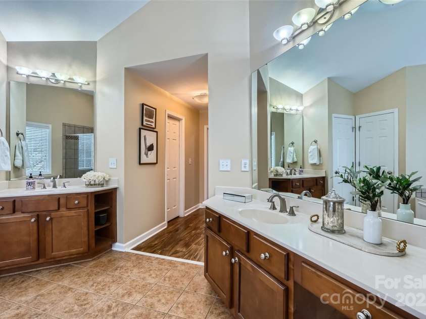 1005 Forbishire Drive, Matthews, NC 28104.  MLS# CAR4228629, YatesRealty ID 2234. Primary Bathroom