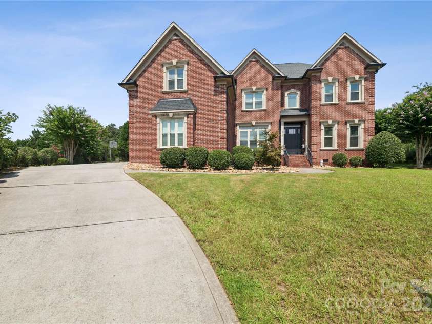 5518 Two Iron Drive, Matthews, NC 28104.  MLS# CAR4295354, YatesRealty ID 2234. 