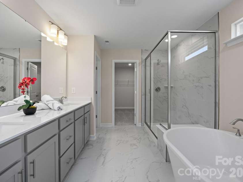 2917 audubon Ridge, Belmont, NC 28012.  MLS# CAR4356403, YatesRealty ID 22344. Deluxe Owner's Bath sample photo