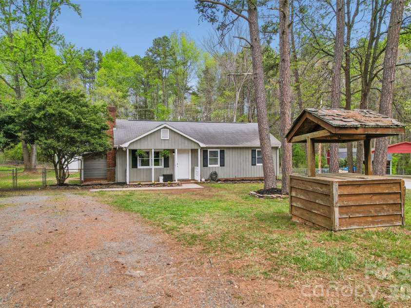 6127 Dovetail Court, Charlotte, NC 28227.  MLS# CAR4363085, YatesRealty ID 22345. 