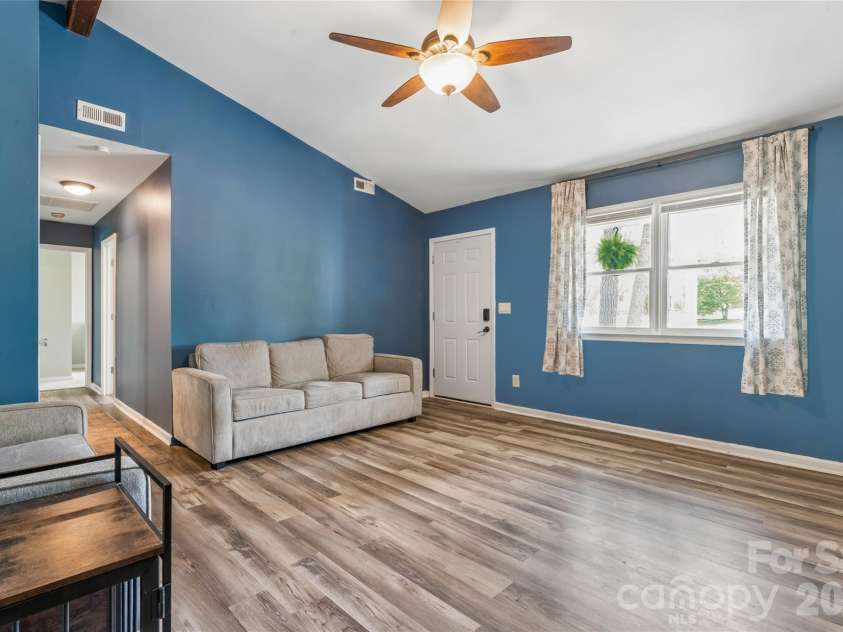 6127 Dovetail Court, Charlotte, NC 28227.  MLS# CAR4363085, YatesRealty ID 22345. 