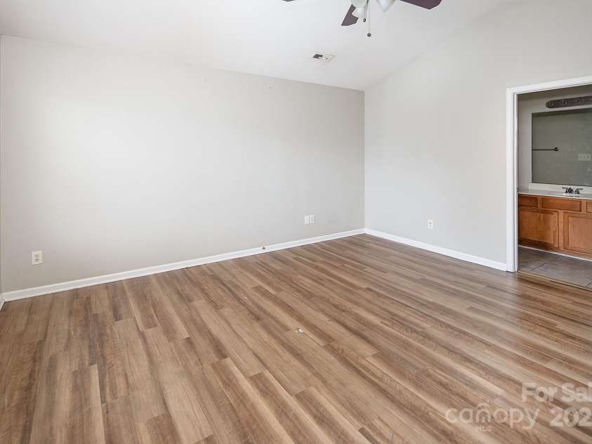 8432 Spirea Court, Charlotte, NC 28215.  MLS# CAR4263709, YatesRealty ID 22346. 