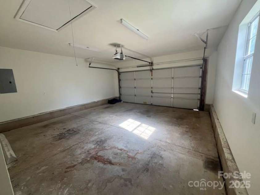 11021 Scrimshaw Lane, Charlotte, NC 28215.  MLS# CAR4270950, YatesRealty ID 22348. 