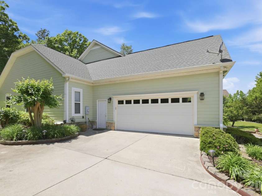 836 Creek Bluff Road, Rock Hill, SC 29732.  MLS# CAR4372783, YatesRealty ID 22349. Side entry garage