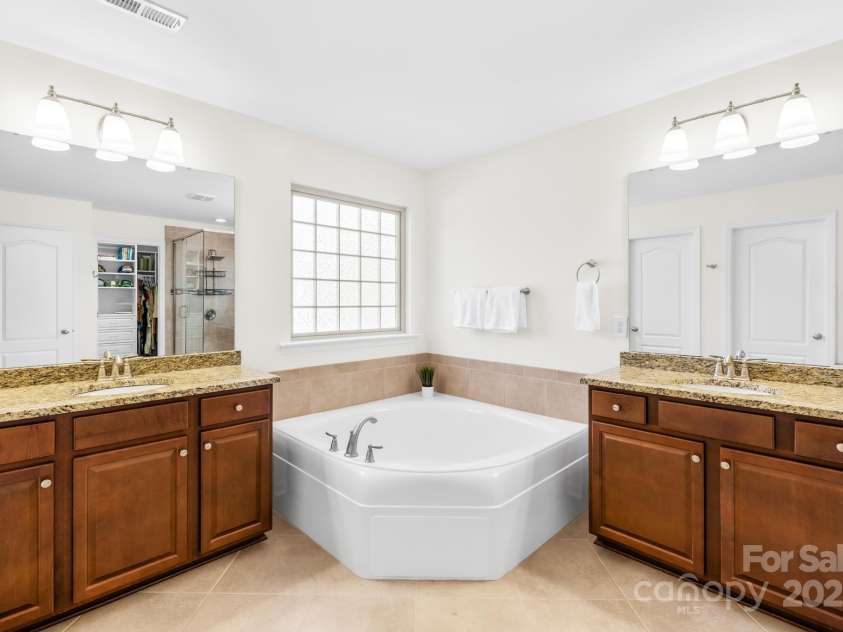 3918 Halcyon Drive, Huntersville, NC 28078.  MLS# CAR4259271, YatesRealty ID 22355. 