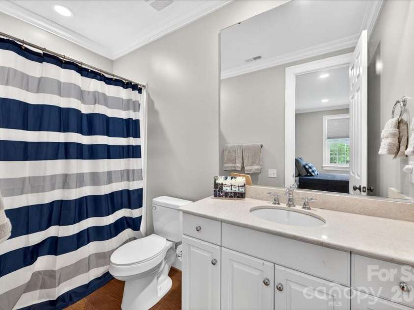 2135 Sharon Avenue, Charlotte, NC 28211.  MLS# CAR4353915, YatesRealty ID 22356. En suite bathroom