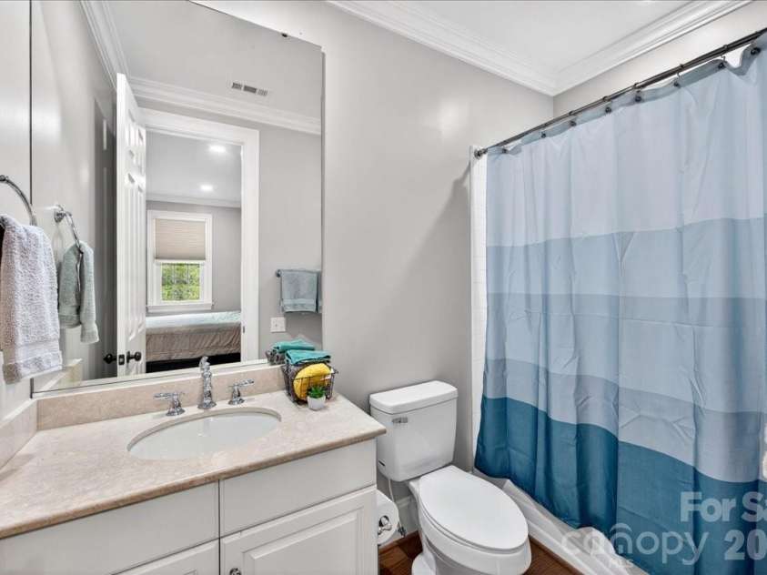 2135 Sharon Avenue, Charlotte, NC 28211.  MLS# CAR4353915, YatesRealty ID 22356. En suite bathroom