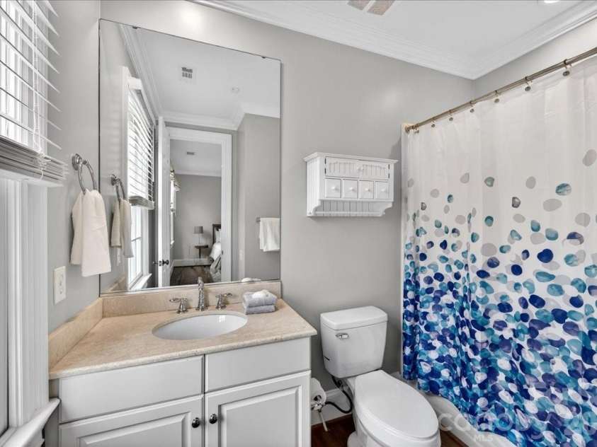2135 Sharon Avenue, Charlotte, NC 28211.  MLS# CAR4353915, YatesRealty ID 22356. En suite bathroom