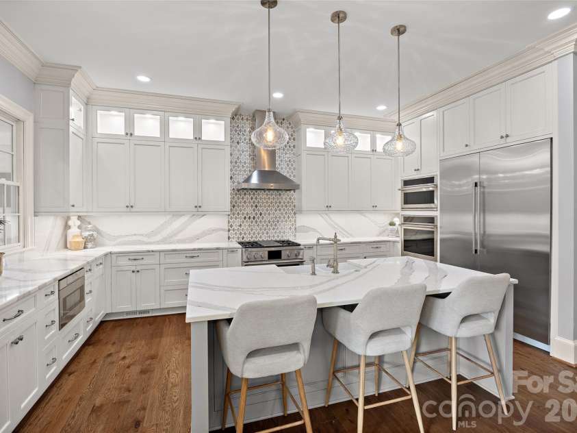 2135 Sharon Avenue, Charlotte, NC 28211.  MLS# CAR4414349, YatesRealty ID 22356. Chef's Kitchen