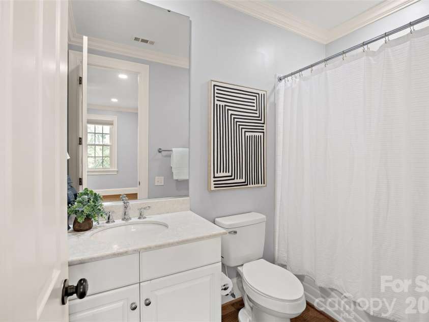 2135 Sharon Avenue, Charlotte, NC 28211.  MLS# CAR4414349, YatesRealty ID 22356. Full Bathroom