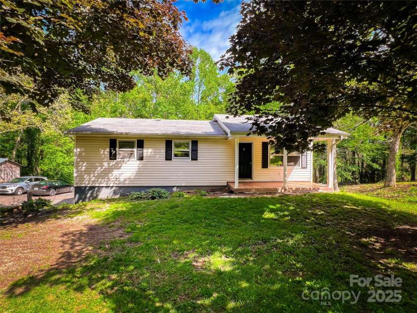 99 Boone Street, Spruce Pine, NC 28777.  MLS# CAR4259329, YatesRealty ID 22358. 