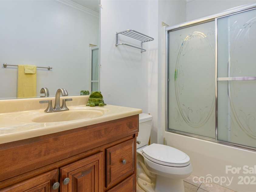 526 Grand Oaks Drive, Hendersonville, NC 28792.  MLS# CAR4239687, YatesRealty ID 22359. 2nd Ensuite