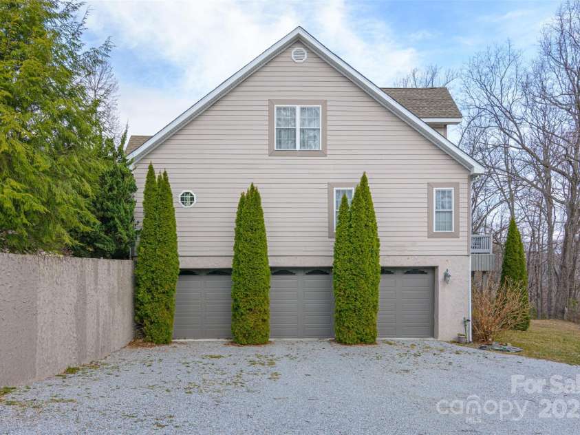 526 Grand Oaks Drive, Hendersonville, NC 28792.  MLS# CAR4239687, YatesRealty ID 22359. 