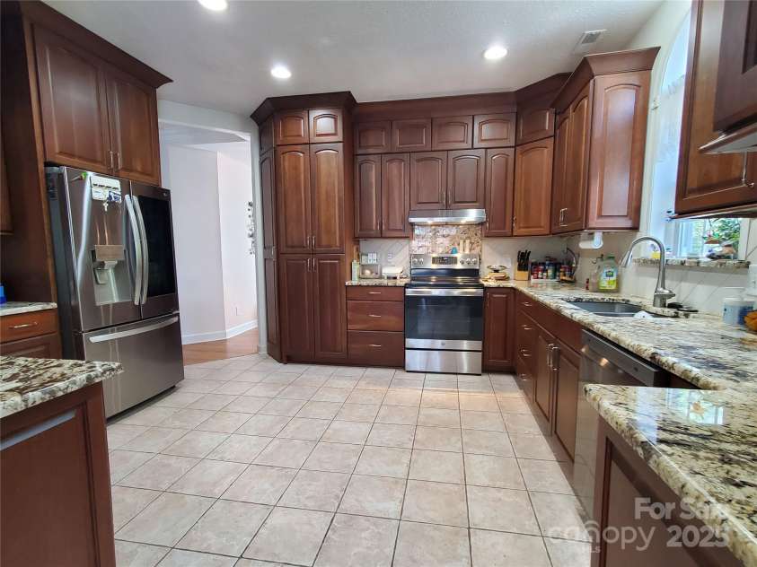 526 Grand Oaks Drive, Hendersonville, NC 28792.  MLS# CAR4239687, YatesRealty ID 22359. 