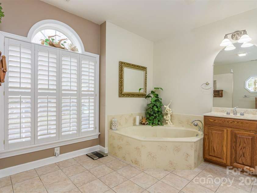 526 Grand Oaks Drive, Hendersonville, NC 28792.  MLS# CAR4239687, YatesRealty ID 22359. Primary Ensuite Large Jacuzzi Tub & Window Treatments