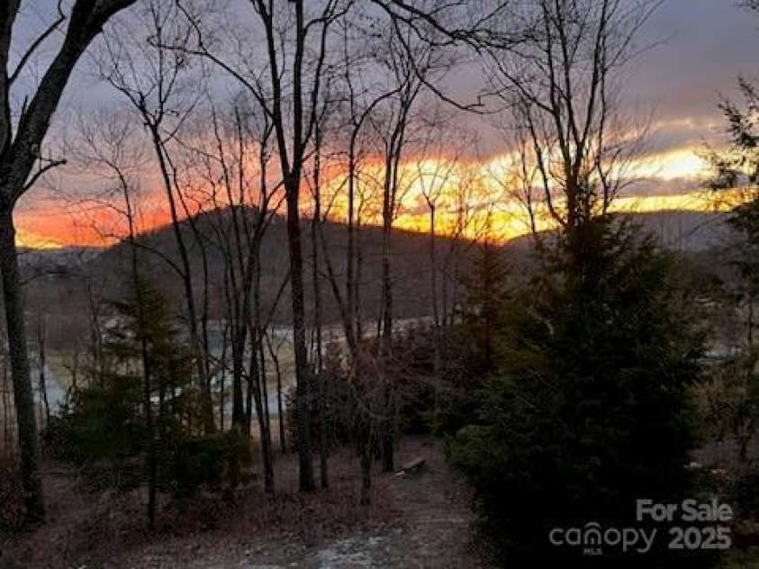 526 Grand Oaks Drive, Hendersonville, NC 28792.  MLS# CAR4239687, YatesRealty ID 22359. Private Sitting Room in Primary