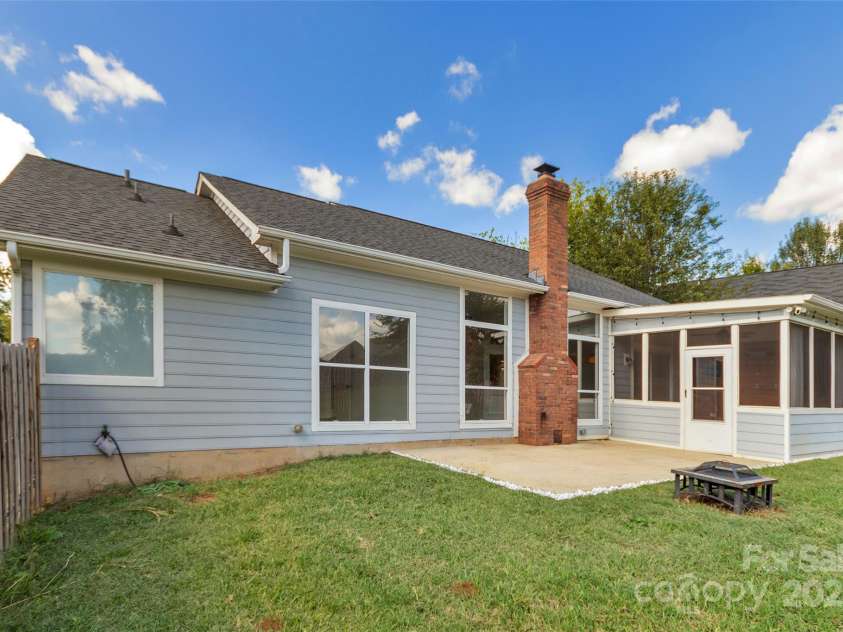 7121 Lanark Court, Charlotte, NC 28217.  MLS# CAR4232257, YatesRealty ID 2236. 