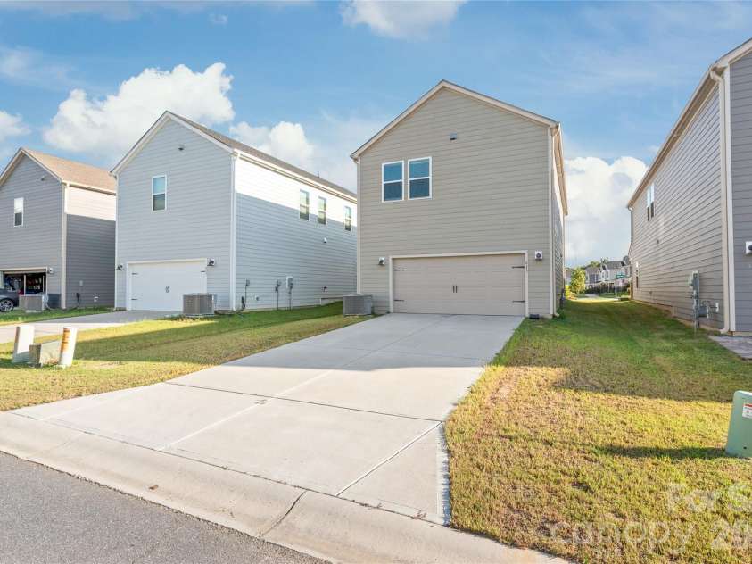 613 Cedar Knoll Circle, Pineville, NC 28134.  MLS# CAR4424721, YatesRealty ID 22360. 