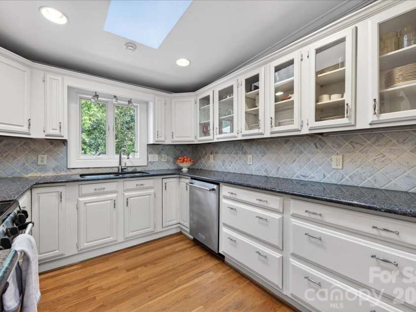 3209 Fairfax Drive, Charlotte, NC 28209.  MLS# CAR4380580, YatesRealty ID 22362. 