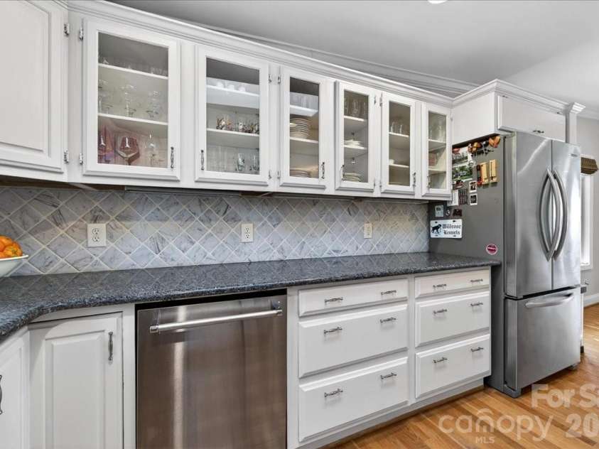 3209 Fairfax Drive, Charlotte, NC 28209.  MLS# CAR4380580, YatesRealty ID 22362. 
