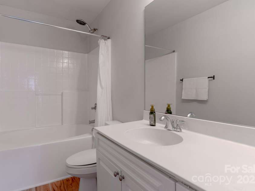11021 Dundarrach Lane, Charlotte, NC 28277.  MLS# CAR4273244, YatesRealty ID 22364. Primary Bath
