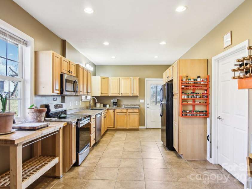 52 Mulberry Street, Asheville, NC 28804.  MLS# CAR4199862, YatesRealty ID 22367. 