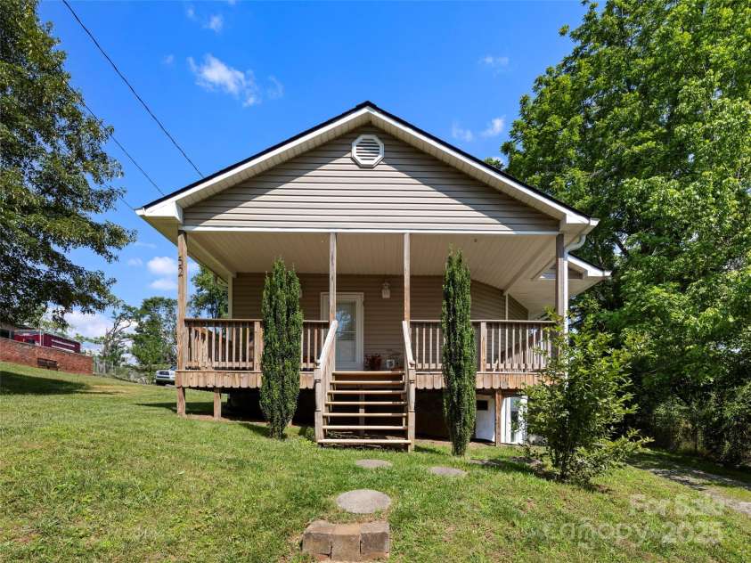 52 Mulberry Street, Asheville, NC 28804.  MLS# CAR4199862, YatesRealty ID 22367. 