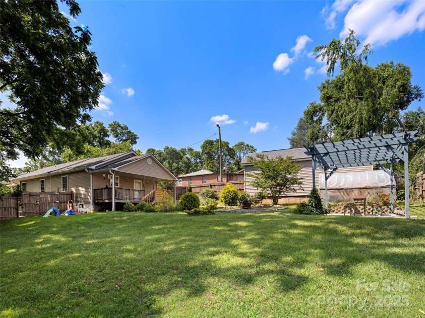 52 Mulberry Street, Asheville, NC 28804.  MLS# CAR4199862, YatesRealty ID 22367. 