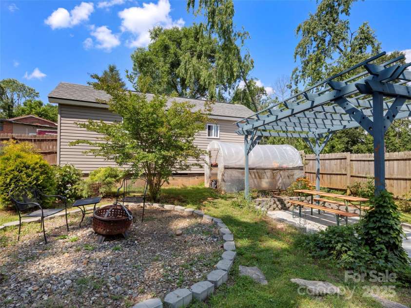 52 Mulberry Street, Asheville, NC 28804.  MLS# CAR4199862, YatesRealty ID 22367. 