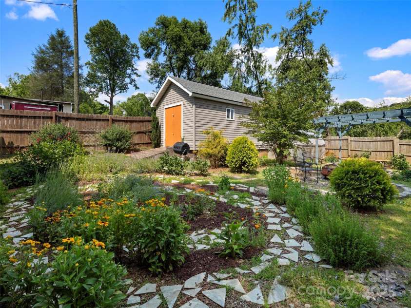 52 Mulberry Street, Asheville, NC 28804.  MLS# CAR4199862, YatesRealty ID 22367. 