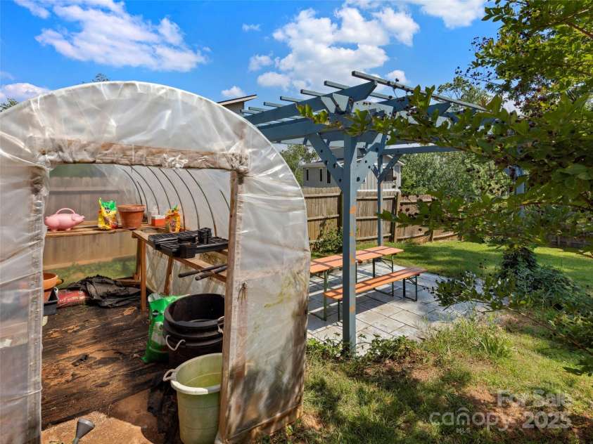 52 Mulberry Street, Asheville, NC 28804.  MLS# CAR4199862, YatesRealty ID 22367. 