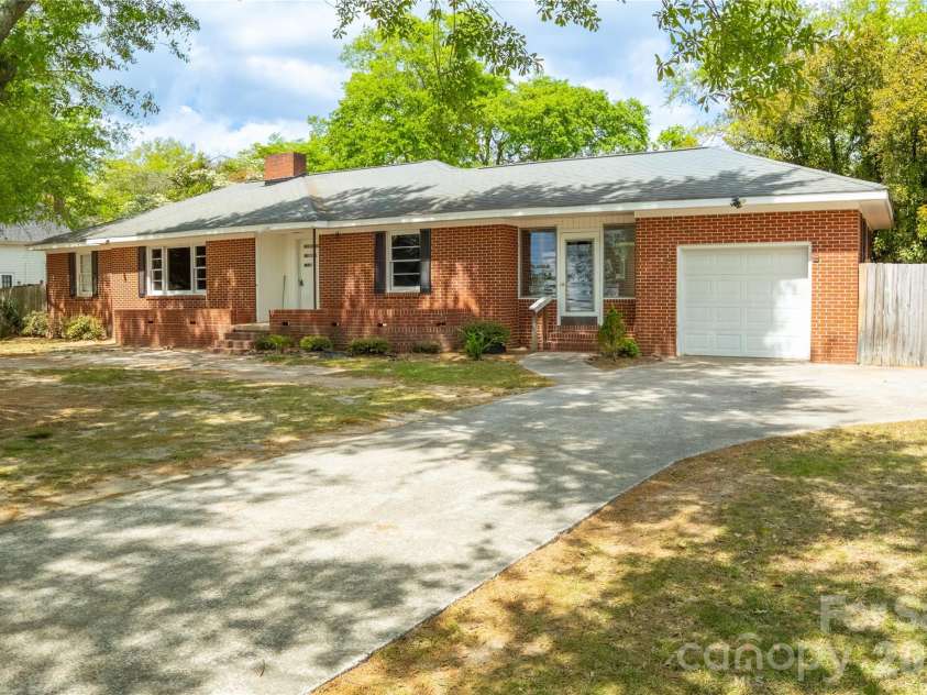 211 Richland Street, Kershaw, SC 29067.  MLS# CAR4365884, YatesRealty ID 22368. 
