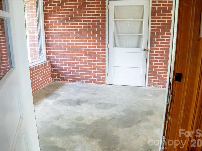 211 Richland Street, Kershaw, SC 29067.  MLS# CAR4365884, YatesRealty ID 22368. 