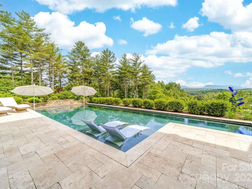 68 Cinch Knot Drive, Nebo, NC 28761.  MLS# CAR4233155, YatesRealty ID 22370. The perfect mountain retreat is ready for you!