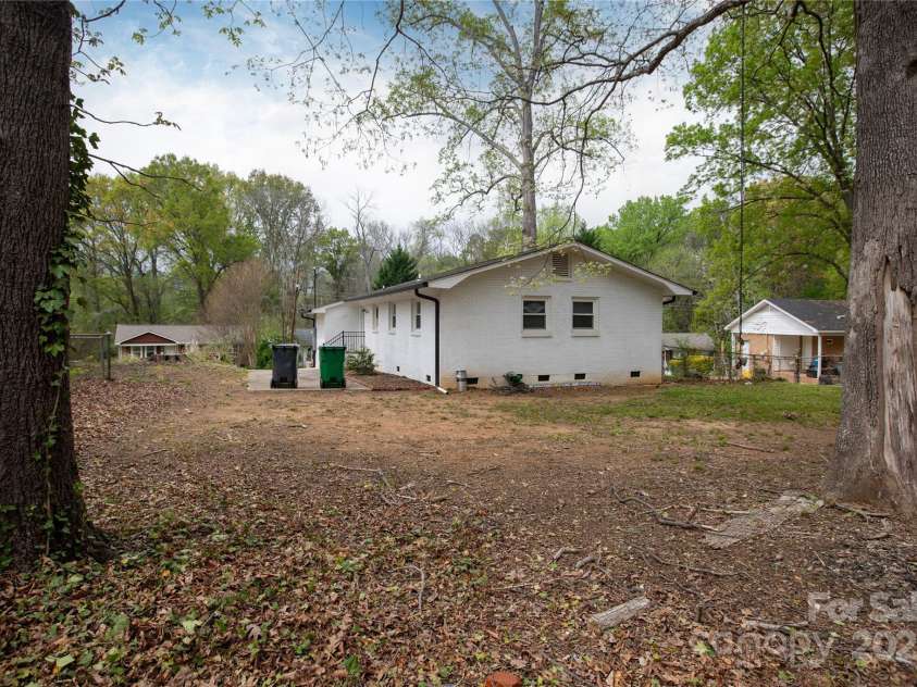 2408 Dora Drive, Charlotte, NC 28215.  MLS# CAR4241329, YatesRealty ID 22372. 