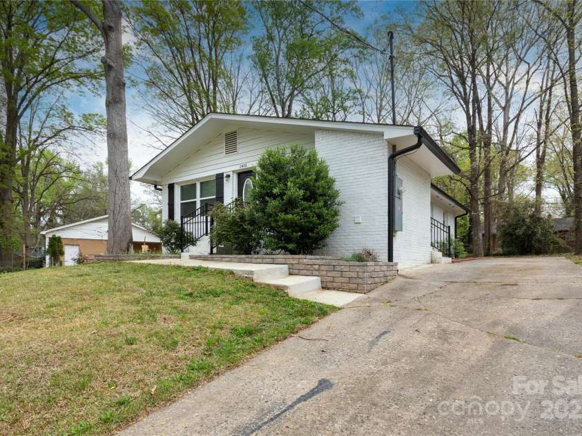 2408 Dora Drive, Charlotte, NC 28215.  MLS# CAR4241329, YatesRealty ID 22372. 