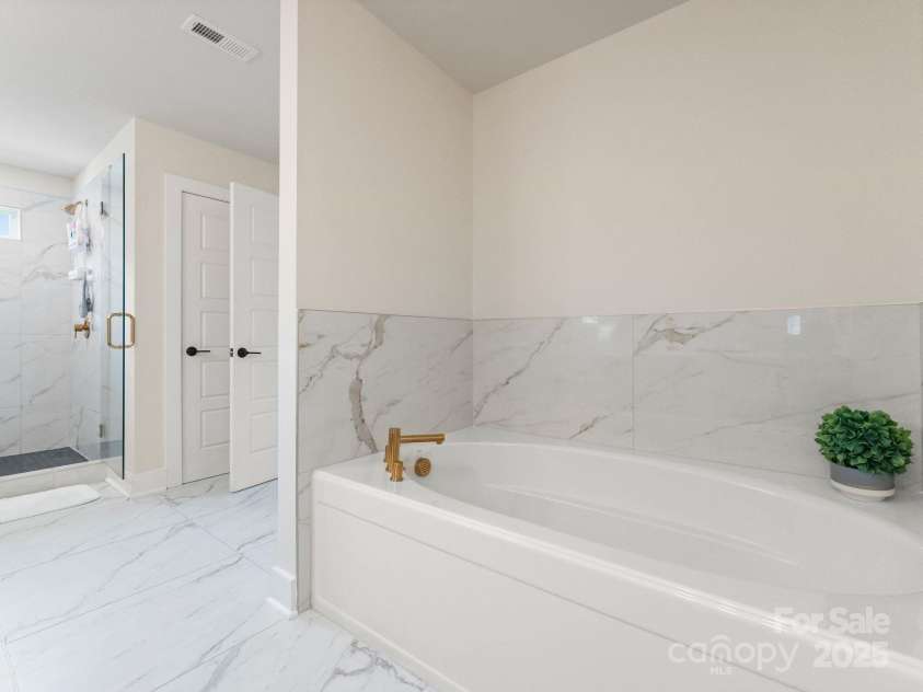 1517 Falcon Street, Charlotte, NC 28211.  MLS# CAR4274359, YatesRealty ID 22374. 