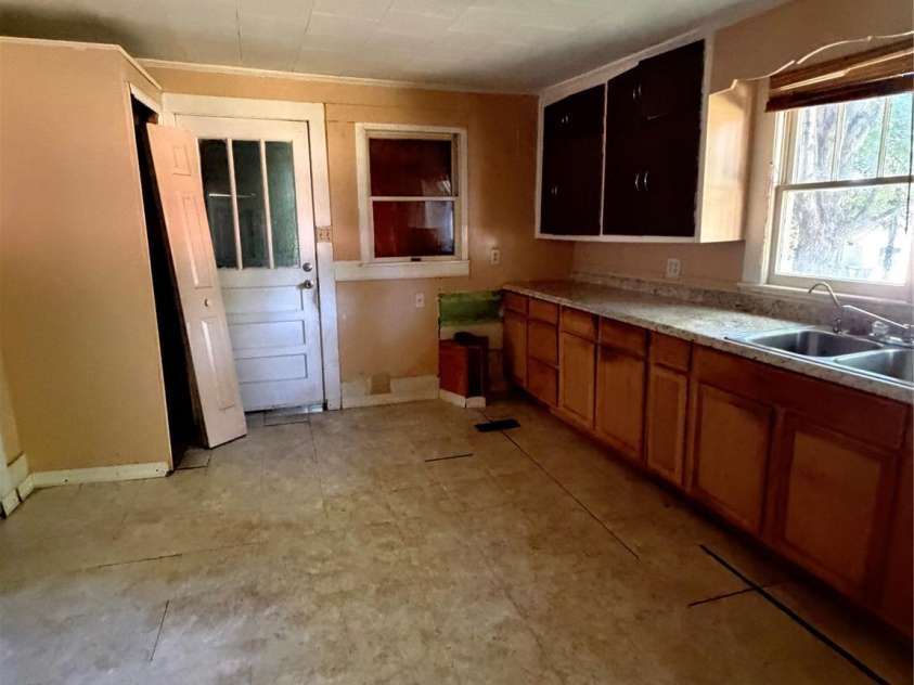 117 Buffalo Avenue, Concord, NC 28025.  MLS# CAR4382020, YatesRealty ID 22377. 