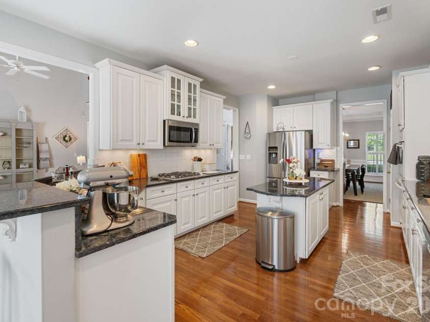 1020 Butterburr Drive, Matthews, NC 28104.  MLS# CAR4377677, YatesRealty ID 22378. Two Level Countertop