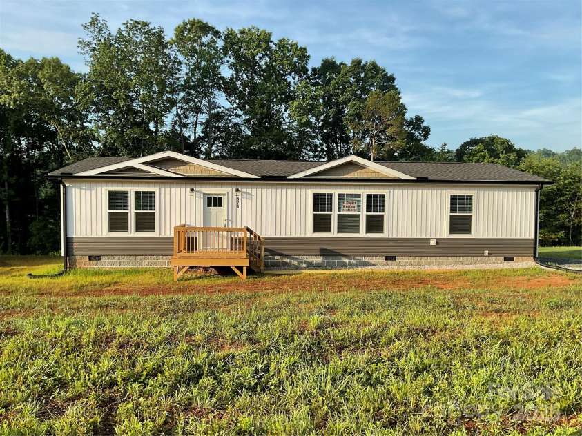 126 Zircon Drive, Statesville, NC 28625.  MLS# CAR4271456, YatesRealty ID 22379. 