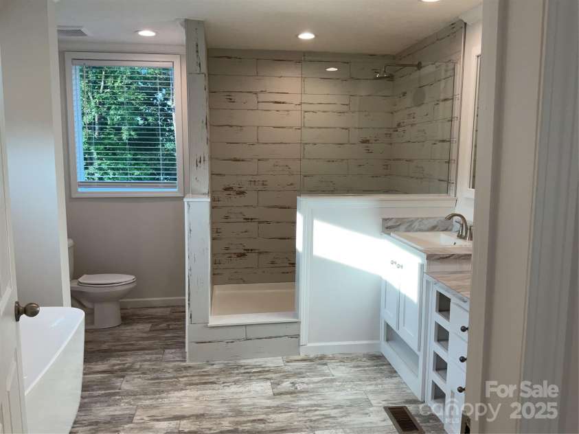 126 Zircon Drive, Statesville, NC 28625.  MLS# CAR4271456, YatesRealty ID 22379. 