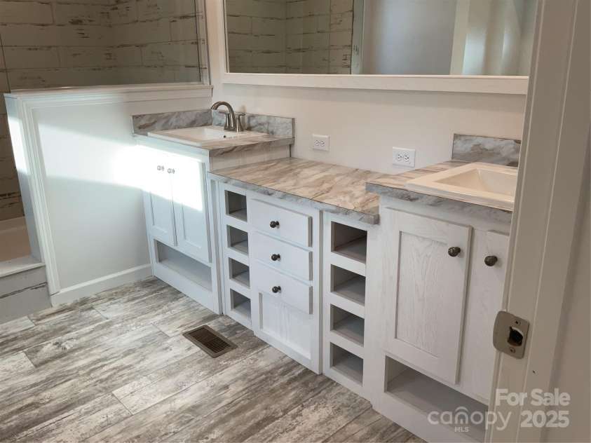 126 Zircon Drive, Statesville, NC 28625.  MLS# CAR4271456, YatesRealty ID 22379. 