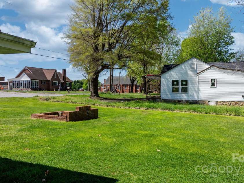 2701 Main Avenue, Newton, NC 28658.  MLS# CAR4244269, YatesRealty ID 22381. 