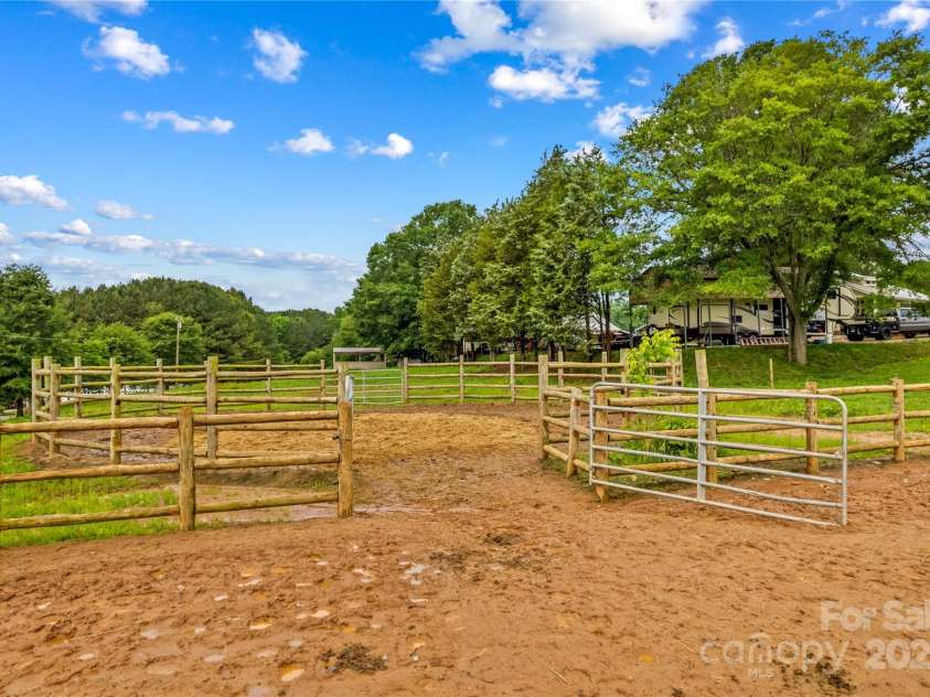 296 Hicks Creek Road, Troutman, NC 28166.  MLS# CAR4266143, YatesRealty ID 22382. 50' Round Pen 