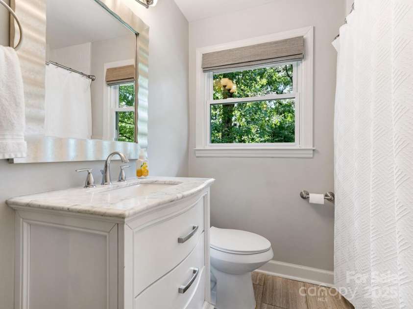 4618 Emory Lane, Charlotte, NC 28211.  MLS# CAR4274254, YatesRealty ID 22383. Full Bathroom