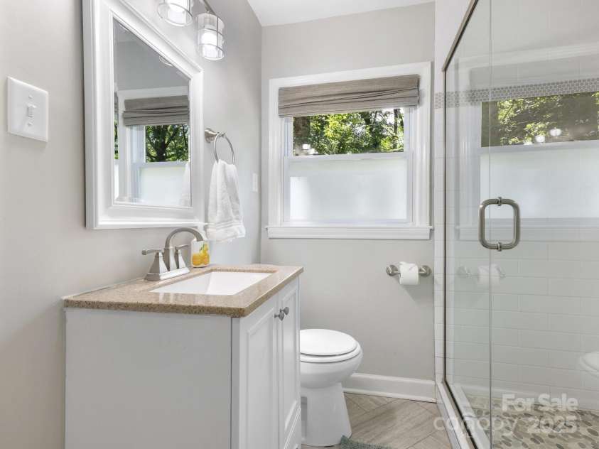 4618 Emory Lane, Charlotte, NC 28211.  MLS# CAR4274254, YatesRealty ID 22383. Full Bathroom