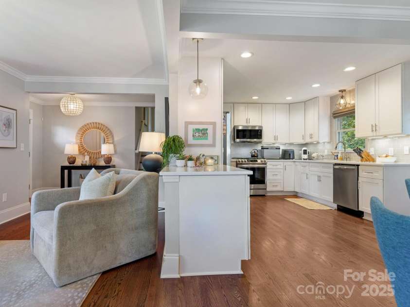 4618 Emory Lane, Charlotte, NC 28211.  MLS# CAR4274254, YatesRealty ID 22383. Kitchen/ Family room