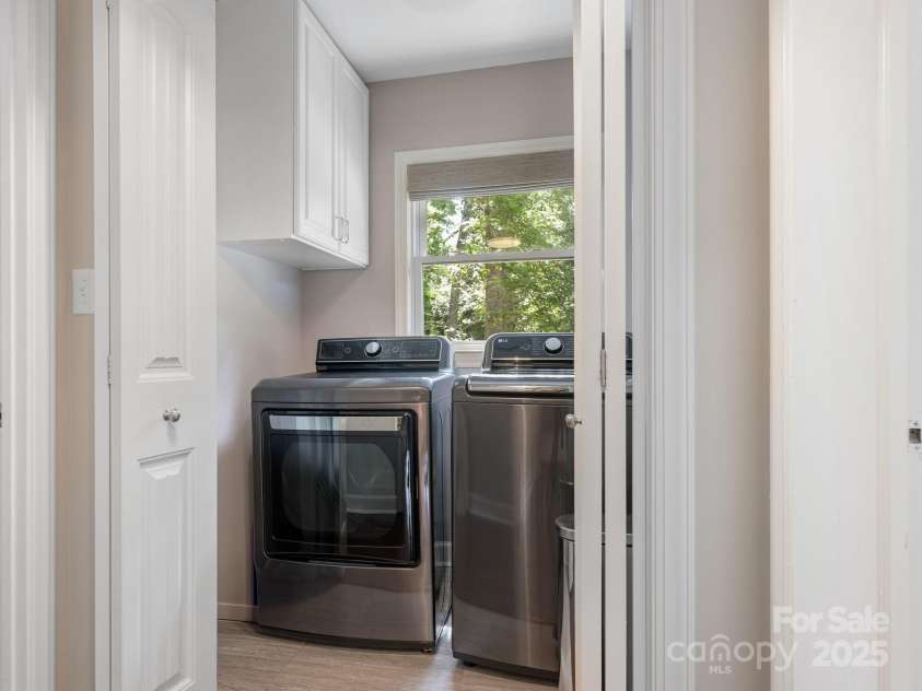 4618 Emory Lane, Charlotte, NC 28211.  MLS# CAR4274254, YatesRealty ID 22383. Laundry