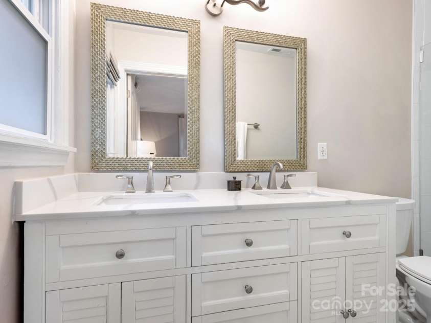 4618 Emory Lane, Charlotte, NC 28211.  MLS# CAR4274254, YatesRealty ID 22383. Primary Bathroom