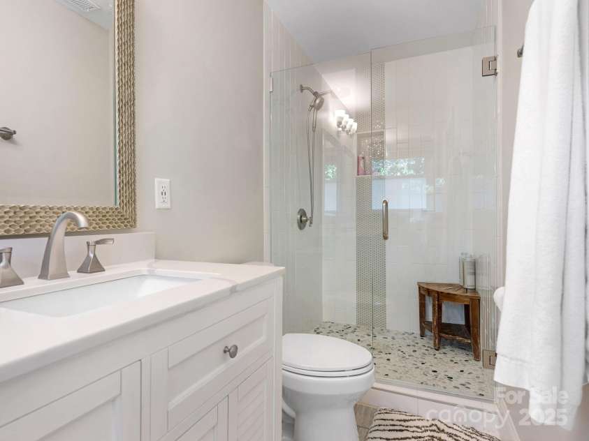 4618 Emory Lane, Charlotte, NC 28211.  MLS# CAR4274254, YatesRealty ID 22383. Primary Bathroom